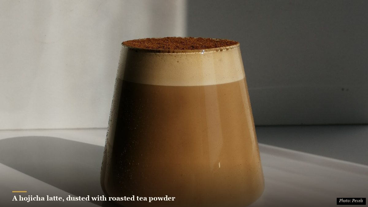 Creamy hojicha latte in a glass topped with roasted tea foam