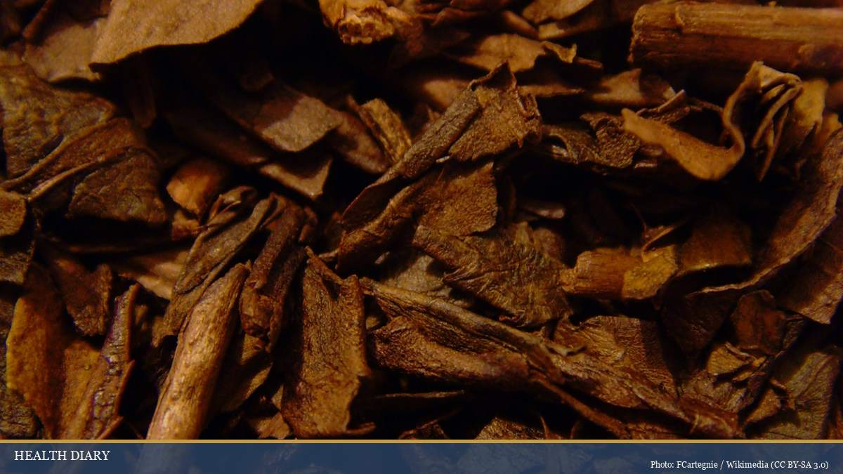 Close-up of roasted hojicha tea leaves and stems with characteristic reddish-brown color from high-heat roasting