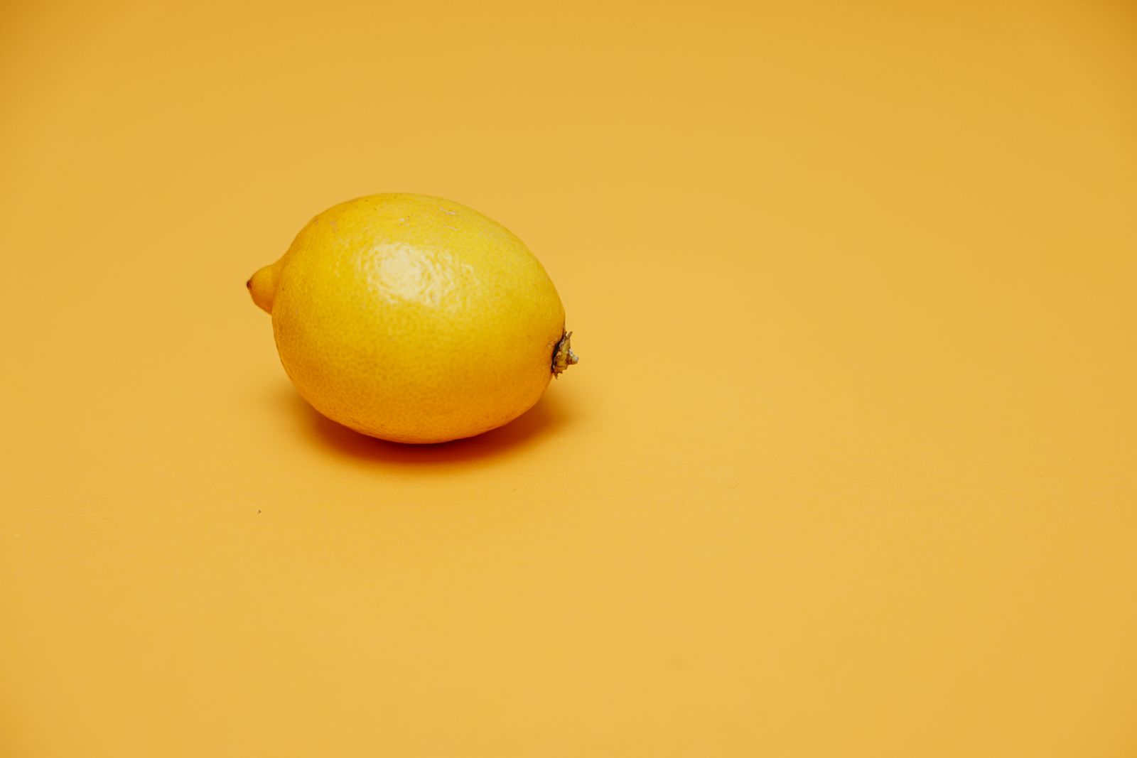 Whole yuja citrus fruits on a decorative plate with green leaves — Korea's iconic winter citron